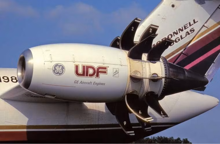 Loại động cơ này có kết cấu khá kỳ lạ, với 3 tầng cánh quạt hướng về sau thay vì về phía trước. Ưu điểm chính của động cơ này là tiết kiệm nhiên liệu và có hiệu suất động cơ đẩy rất cao.