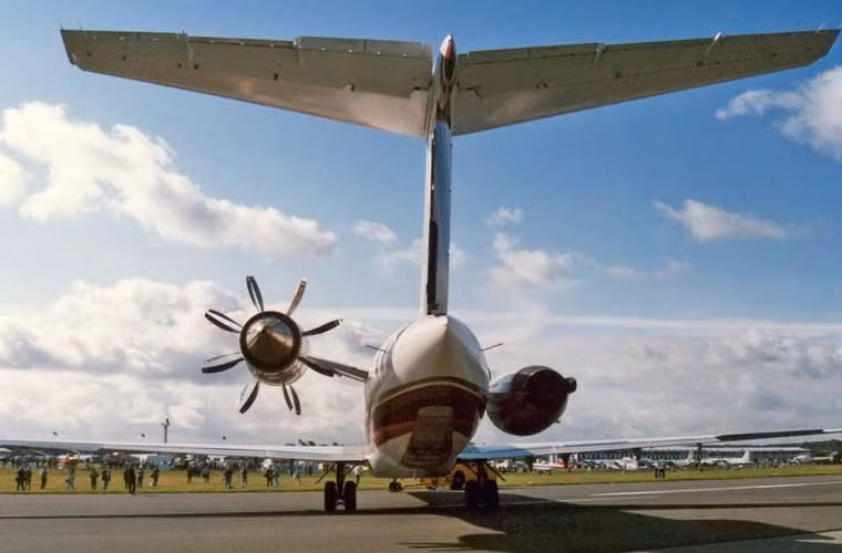 Máy bay chở khách MD81 trang bị động cơ “lệch tông” – thực ra đây là loại động cơ tuốc bin cánh quạt thế hệ mới được thử nghiệm trên khung gầm cơ sở MD81.