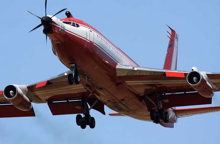 Máy bay chở khách Boeing 720-023B trang bị động cơ tuốc bin cánh quạt đầu mũi tạo ra mẫu máy bay vô dùng kỳ dị.