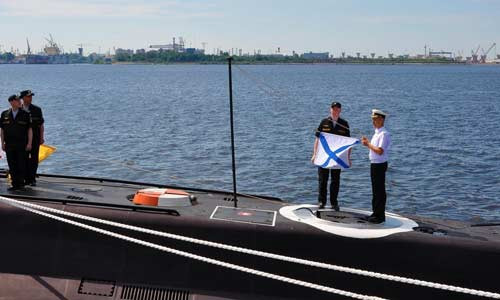 Lá cờ Hải quân Nga St. Andrew đang chuẩn bị được kéo lên ở cột cờ đuôi tàu ngầm Kilo Stary Oskol.