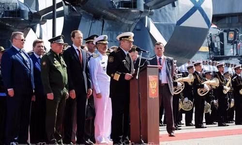 Buổi lễ được tổ chức trang nghiêm, hoành tráng với sự tham gia của nhiều quan chức Hải quân Nga và quốc tế.
