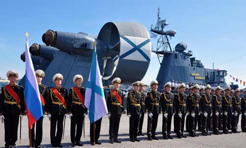 Ngay bên kia cầu cảng là tàu đổ bộ đệm khí Zubr đang tham dự triển lãm IMDS 2015.