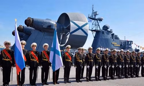 Ngay bên kia cầu cảng là tàu đổ bộ đệm khí Zubr đang tham dự triển lãm IMDS 2015.