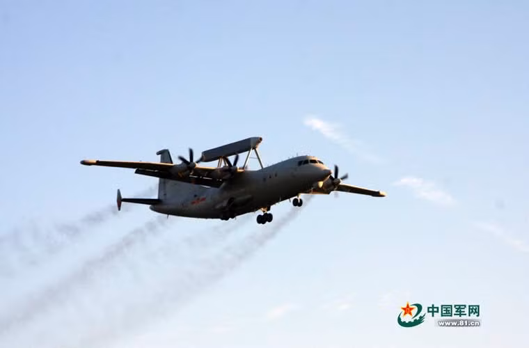 Máy bay cảnh báo sớm KJ-200 tham gia tập trận.