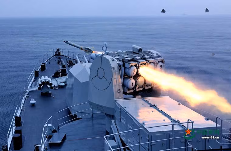 Tàu hộ vệ Trung Quốc phóng tên lửa đối không HQ-7.