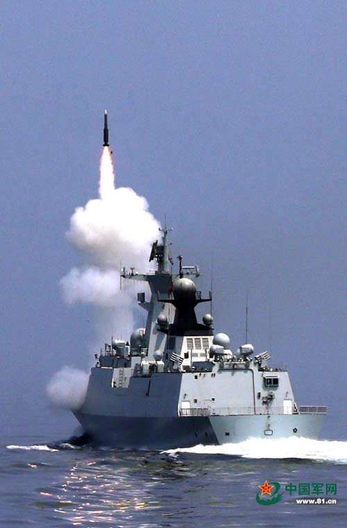 Trong ảnh, tàu hộ vệ tên lửa Type 054A của Hải quân Trung Quốc phóng tên lửa đối không HQ-16.