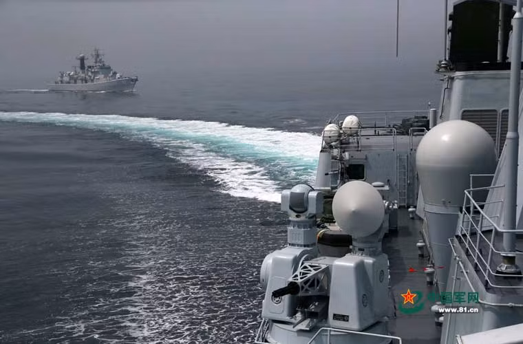 Sina cũng cho biết thêm rằng, ngoài tàu chiến thì còn có hàng chục máy bay chiến đấu, nhiều đơn vị tác chiến điện tử trên đất liền đã tham gia cuộc tập trận này.