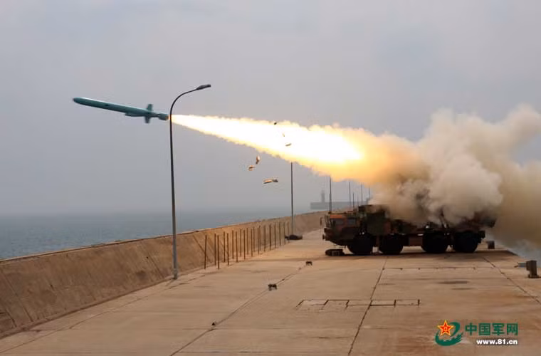 Tổ hợp tên lửa phòng thủ bờ biển của Hải quân Trung Quốc khai hỏa.