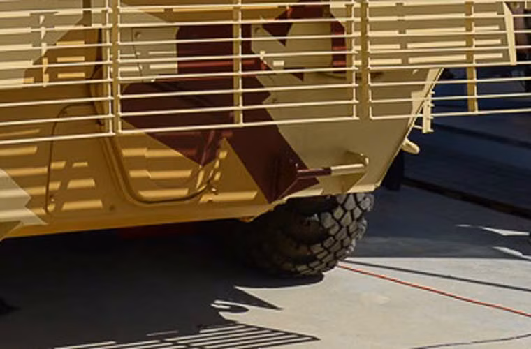 Đuôi xe vẫn giữ chân vịt ở giữa để thiết giáp BTR-80 có thể lội nước.