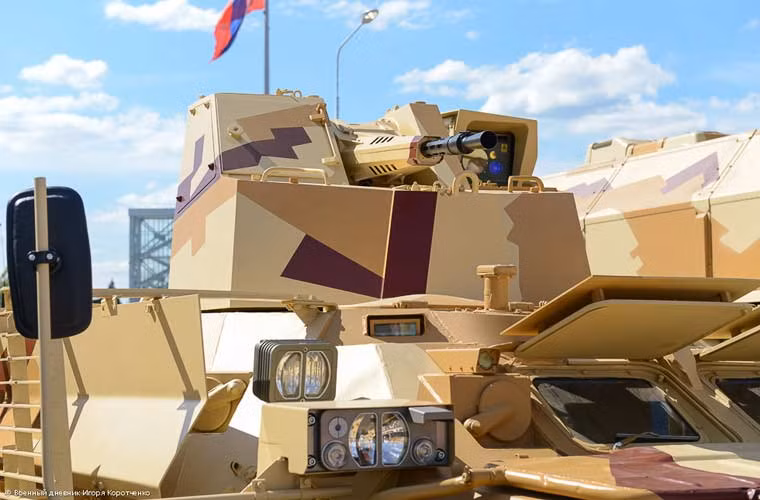 Điểm thứ hai là hệ thống hỏa lực với tháp pháo được thiết kế lại thay cho tháp pháo tròn truyền thống trên xe thiết giáp BTR-80.