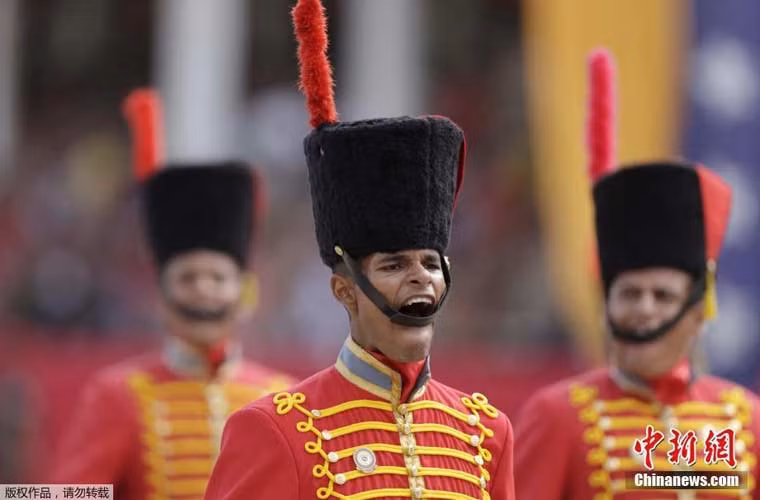 Cuộc duyệt binh của Quân đội Venezuela ngoài vũ khí hiện đại thì còn có màn diễu hành của khối quân nhân với bộ trang phục đặc biệt.