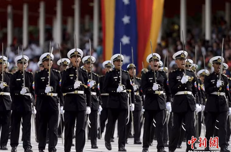 Học viên các trường sĩ quan tham dự duyệt binh.