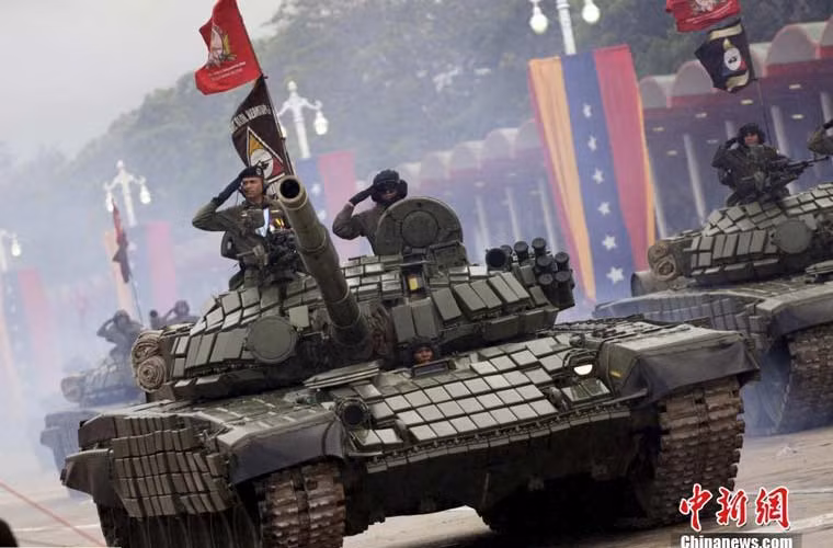 Xe tăng chiến đấu chủ lực T-72B1V của Quân đội Venezuela duyệt binh.