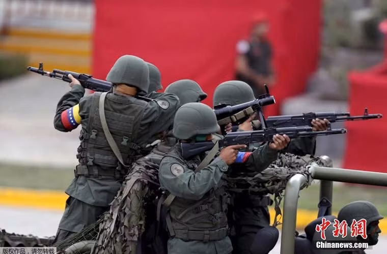 Binh sĩ Quân đội Venezuela với súng trường tiến công AK-103 và súng chống tăng RPG-7.