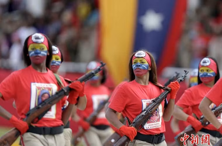 Nữ dân quân Venezuela với cách trang điểm sặc sỡ.