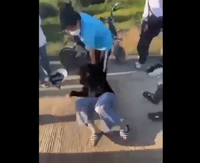 Nu sinh THCS bi danh hoi dong phai nhap vien cap cuu