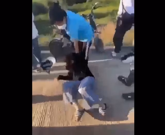 Nu sinh THCS bi danh hoi dong phai nhap vien cap cuu