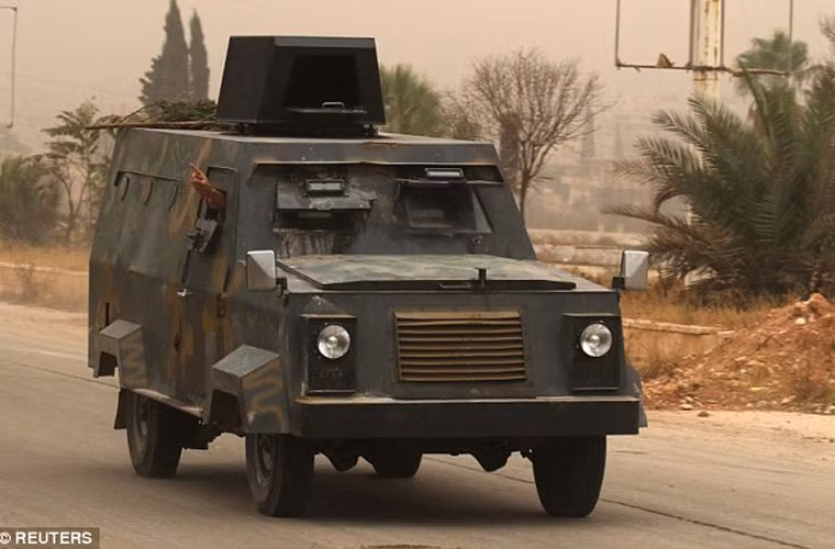 Xe bọc thép tự chế của lực lượng nổi dậy Syria tiến về Aleppo giữa lúc quân đội chính phủ nước này giành được nhiều thắng lợi ở đó. Ảnh Daily Mail