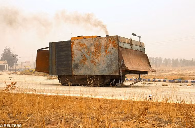 Một chiếc xe bom tự chế của phe nổi dậy Syria đang lừ lừ tiến trên đường ra chiến tuyến Aleppo. Ảnh Daily Mail