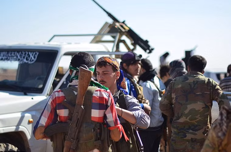 Quân nổi dậy Syria chuẩn bị chiến đấu. Ảnh Daily Mail