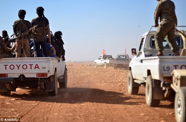 Các đoàn xe chở nổi dậy Syria rầm rập băng qua các vùng đất để về Aleppo. Ảnh Daily Mail