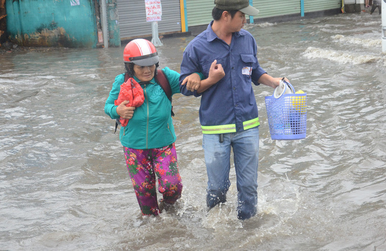 Hình ảnh ấm lòng trong những ngày mưa bão hoành hành ở TP.HCM.