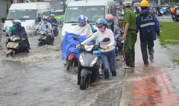 "Dù lạnh vì mưa, lội trong nước nhưng người dân chúng tôi cảm thấy ấm lòng khi nhận được sự quan tâm, giúp đỡ của lực lượng Công an và nhiều đơn vị khác", chị Thu, ngụ quận Bình Tân, xúc động chia sẻ.