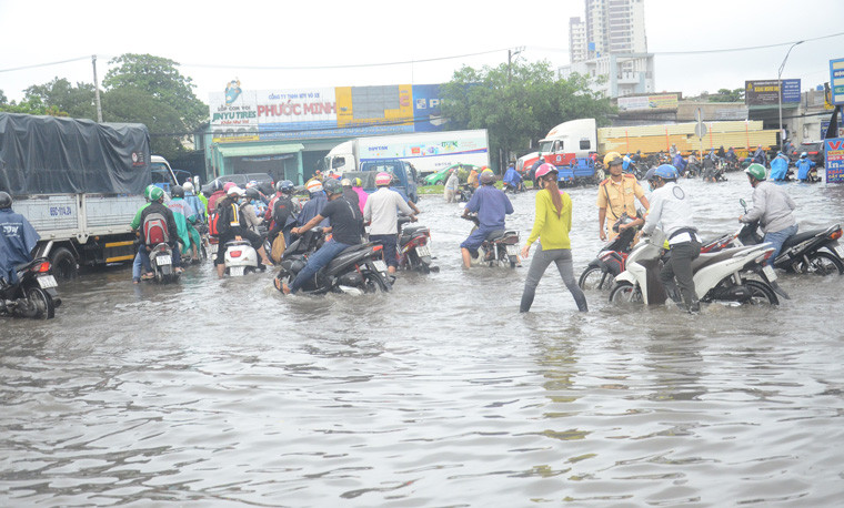 Trước tình hình nói trên, Công an TP.HCM đã tổ chức trực chiến 100% quân số, sẵn sàng cùng người dân ứng phó, vượt qua cơn bão dữ.