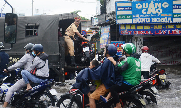 Xe đặc chủng của lực lượng công an được huy động giúp dân vượt qua vùng ngập sâu.