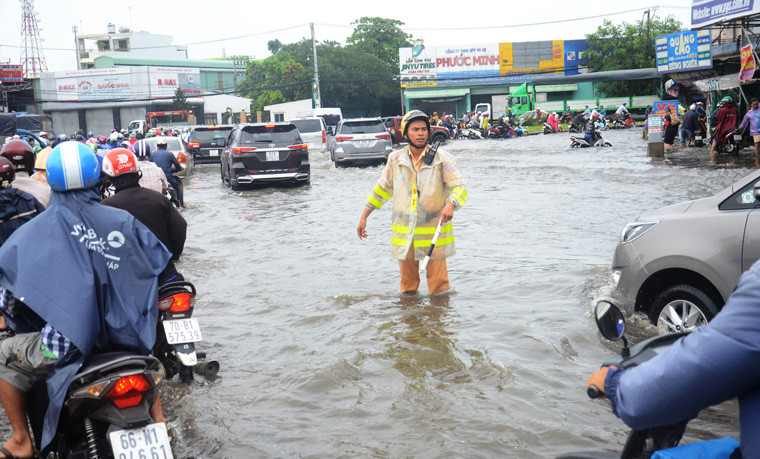Sáng 26/11, mưa vẫn còn và nhiều tuyến đường như "biển nước", lực lượng CSGT, Công an các địa phương, bảo vệ dân phố, Thanh niên xung phong...đã bất chấp mưa bão cùng xuống đường để hỗ trợ người dân.
