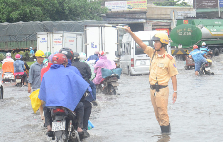 Từ suốt cả ngày hôm qua (25/11), ngay khi bão hoành hành dữ dội ở TP.HCM, hàng trăm chiến sĩ CSGT thuộc các quận, huyện, Phòng CSGT TP.HCM đã được quy động để giúp đỡ người dân trong việc đi lại cũng như phối hợp với các đơn vị liên quan kịp thời xử lý sự cố xảy ra trên đường.