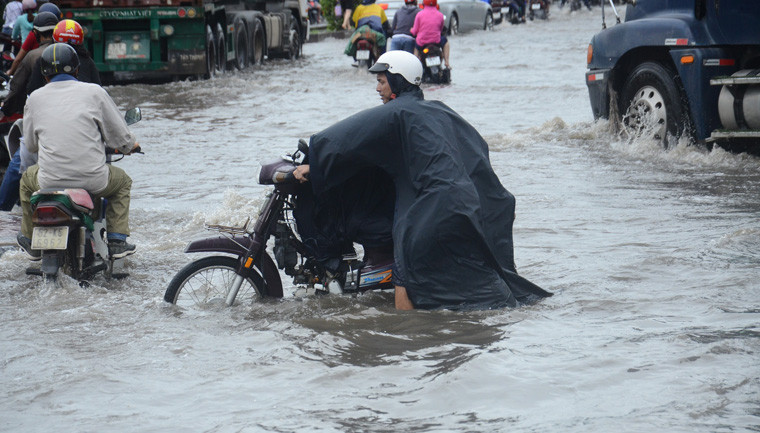Từ sáng đến 10h hôm nay (26/11), người dân TP vô cùng khốn đốn vì thảm cảnh đường xá ngập kinh hoàng.