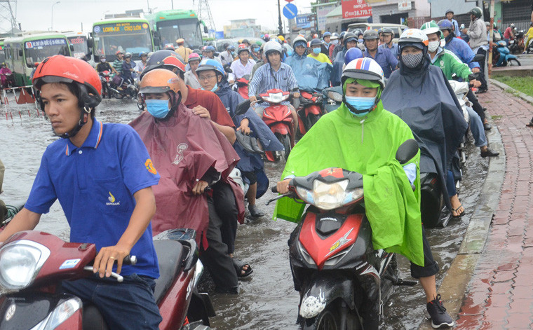 Suốt đêm qua đến sáng nay, ảnh hưởng của bão số 9 đã gây mưa cực lớn khắp TP.HCM khiến nhiều tuyến đường bị chìm sâu trong biển nước. 