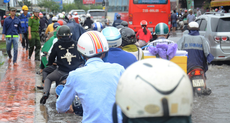 Lực lượng công an phường, nhân viên thoát nước đô thị, cây xanh... cũng xuống đường để hỗ trợ người dân TP.