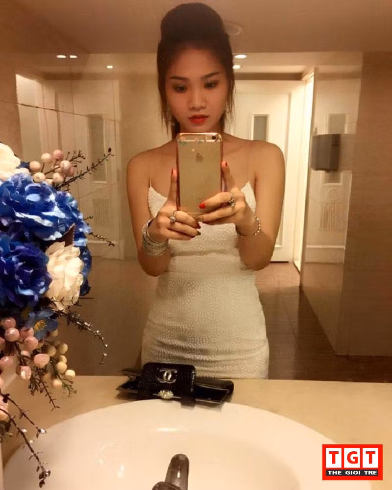 Có thân hình hấp dẫn, làn da trắng với số đo 3 vòng chuẩn như người mẫu (90-62-98), cô gái Quảng Ngãi này luôn thu hút mọi ánh nhìn của người xung quanh. Rất nhiều người đẹp và các bạn trẻ tìm đến spa của cô. Họ tìm đến không chỉ muốn được chăm sóc da, làm đẹp bằng những liệu trình công nghệ làm đẹp của thẩm mỹ uy tín, mà còn muốn được học hỏi những kiến thức làm đẹp của cô chủ spa xinh đẹp.