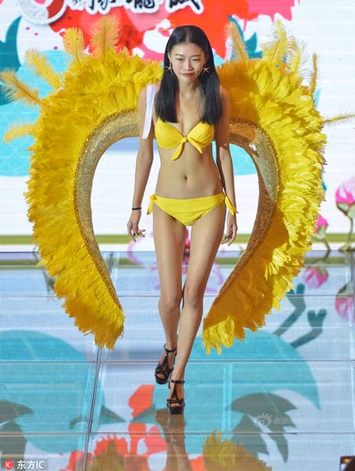 Đáng nói là trong thời tiết khá lạnh, mọi người đều phải mặc áo khoác, áo len dày thì những cô mẫu vẫn thản nhiên diện đồ tắm hai mảnh, mỉm cười tự tin tạo dáng.