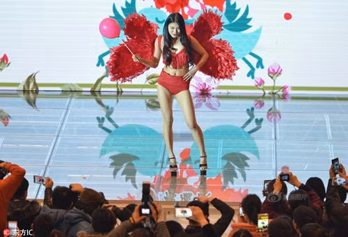 Tuyet roi, mau tre van dien bikini giua trung tam thuong mai