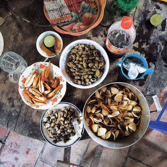 Bên cạnh đó, sát bờ biển có nhiều quán hải sản tươi sống, giá bình dân để khách có thể vừa tận hưởng không khí của địa điểm sống ảo tuyệt vời này, vừa thưởng thức món ngon.Ảnh: Lê Đình Thụy.