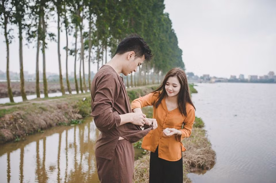 Trong bộ ảnh cưới của mình, Thu Hương xuất hiện bên "đức lang quân" là một anh chàng rất đẹp trai và toát ra đầy vẻ chững chạc. Cặp đôi trẻ tuổi hóa thân thành những người nông dân chân chất với trang phục áo nâu sòng, quần lụa... cùng tận hưởng hạnh phúc trong những khoảnh khắc, công việc rất bình dị của nhà nông.