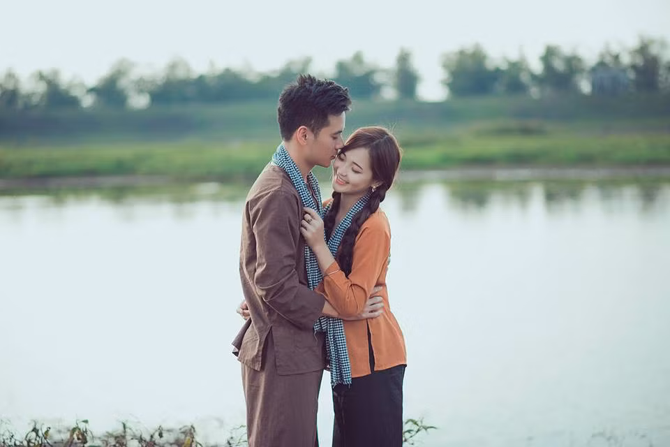 Đây không phải là lần đầu tiên Thu Hương thực hiện một bộ ảnh mang phong cách đồng quê, dân dã. Cách đây vài tháng, Thu Hương cũng từng hóa thân thành một "hot girl nông thôn" trong một bộ ảnh thu hút hàng nghìn lượt like trên Facebook. Đằng sau quyết định, cách lựa chọn này, Thu Hương đã kể một câu chuyện rất thú vị và cũng không kém phần cảm động.