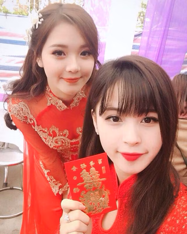 Hot girl dân tộc xinh đẹp cũng tiết lộ khá nhiều thông tin về "đức lang quân" của mình. Được biết chồng của cô tên thật là Vũ Tuấn, sinh năm 1987. Hai người quen nhau trên mạng nhưng cũng đã có thời gian yêu, trải qua nhiều kỷ niệm cũng như thử thách.