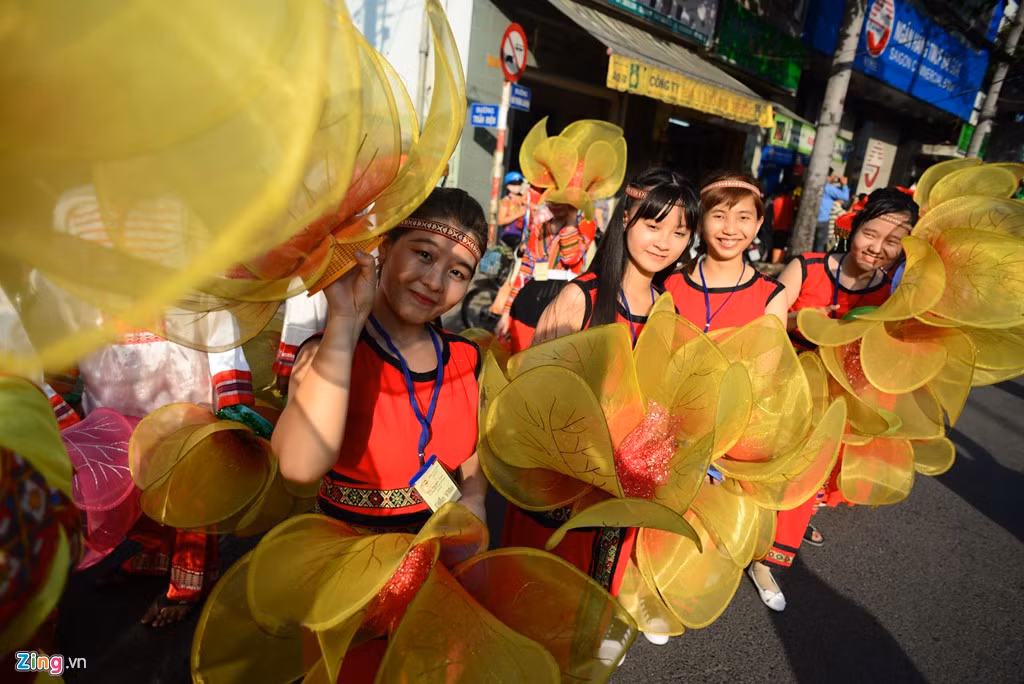 Các cô gái múa hoa vải hào hứng trước giờ biểu diễn.