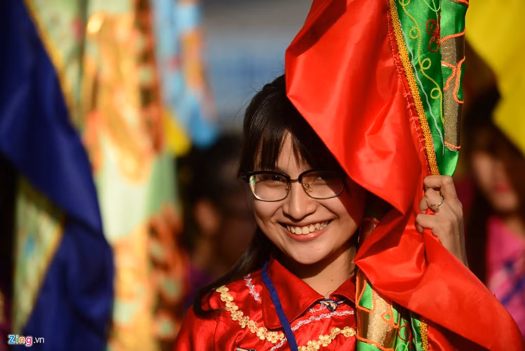 Công việc của Trang là vác băng vải nên không mấy vất vả. Chiều nắng nên nữ sinh dùng cờ che.