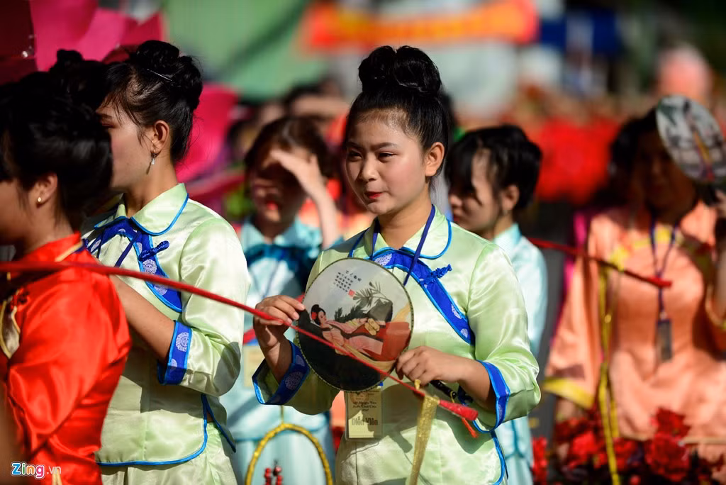 Những cô gái Trung Hoa rạng rỡ trong ngày hội Nguyên tiêu trên đường Hải Thượng Lãn Ông, quận 5.