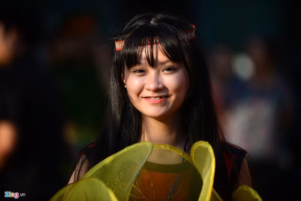 Diệp Gia Hỷ - học sinh lớp 9, trường Vĩnh Xuyên - là người Hoa nên cô tỏ ra khá tự hào với trang phục truyền thống của mình.