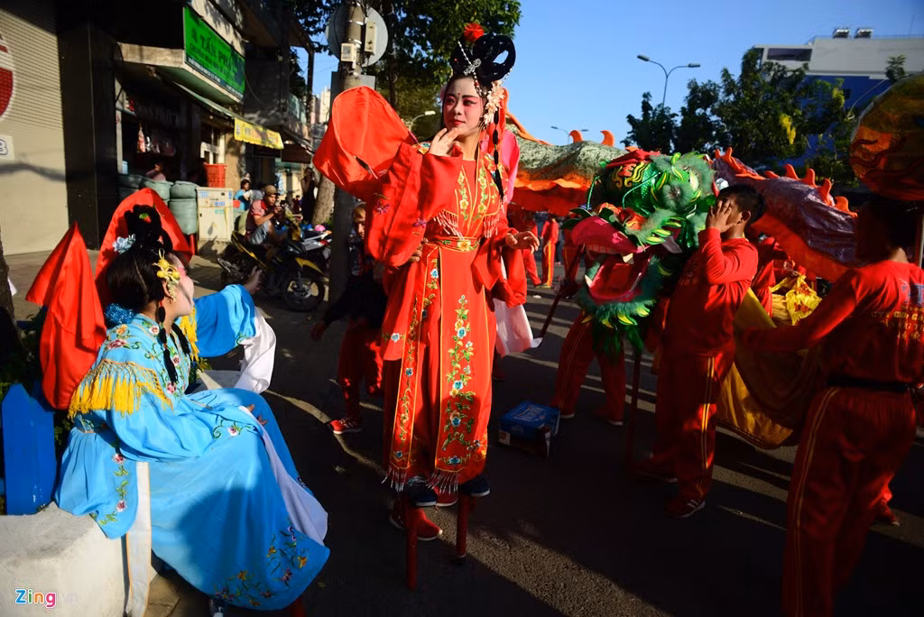 Những "tiên nữ" đi cà kheo.