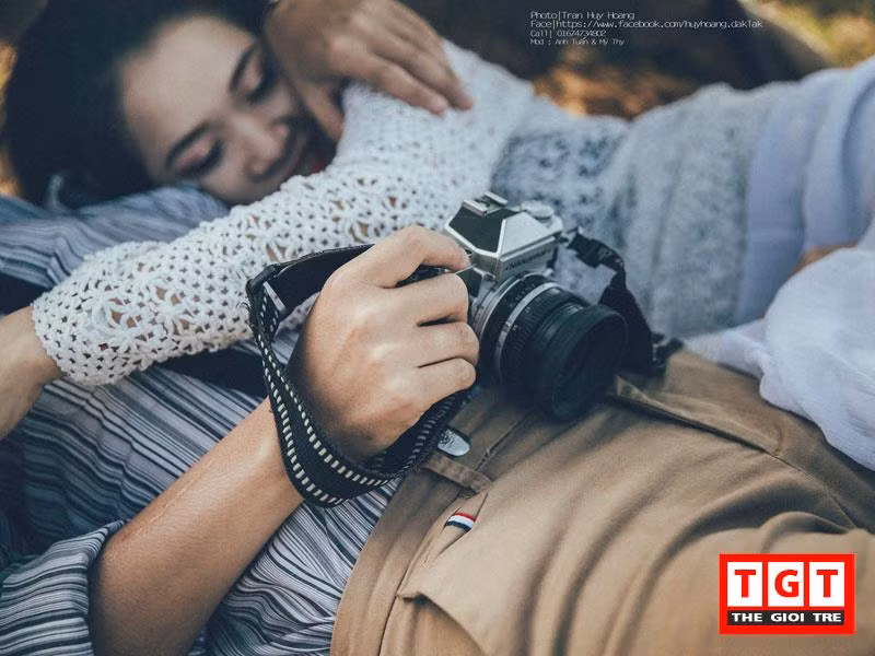 Bộ ảnh tình yêu được chụp tại đồi thông Buôn Ma Thuột theo phong cách vintage. “Phong cách vintage là ý tưởng do bạn Hoàng nhiếp ảnh gợi ý. Mình và bạn trai cũng rất ưng phong cách này. Vì công việc của hai đứa bận quá nên mãi mới xếp lịch để chụp hình. Không ngờ là trùng vào dịp Valentine này” nữ chính nhân vật Mỹ Thy tâm sự.