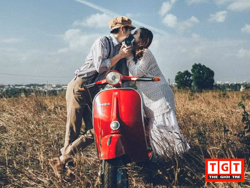 Cặp đôi thoải mái tạo dáng. Ê kíp chụp ảnh có "nhiệm vụ" giúp họ lưu giữ lại những giây phút vui vẻ.