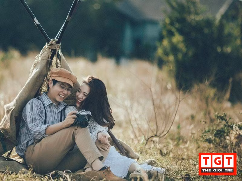 Nhân vật chính trong bộ ảnh tình yêu ngọt ngào là cô nhân viên ngân hàng Bùi Thị Mỹ Thy (sinh năm 1991) và anh chàng cảnh sát Hoàng Anh Tuấn (sinh năm 1990). Đôi bạn trẻ đã yêu nhau được hơn 1 năm.