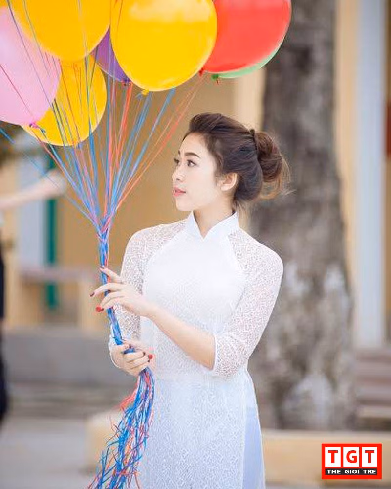 Trương Phương Dung sinh năm 1999, hiện cô nàng đang là học sinh lớp 12 tại trường THPT Trần Hưng Đạo, thành phố Nam Định. Cô nàng sở hữu ngoại hình vô cùng xinh đẹp, khiến đa số mọi người tiếp xúc đều bị “choáng ngợp” và có thiện cảm.